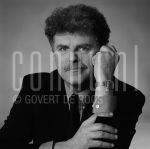 09-02-1995 Robert Long at studio in Amsterdam, February 09, 1995.

[keywords]Black & White Image, Posed, Eyecontact, Smiling[/keywords]